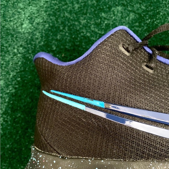NIKE KYRIE 3 FLIP THE SWITCH, ATHLETIC SNEAKERS GREAT CONDITION IN ORIGINAL BOX.